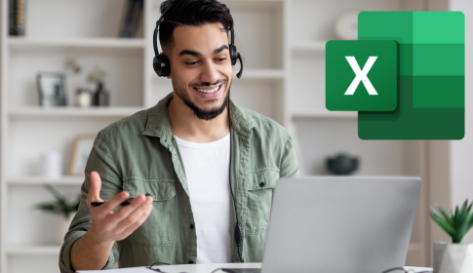 Excel online Training für fortgeschrittene Anwender - kleine Gruppen | Mann vor PC, lächelt, Excel Logo