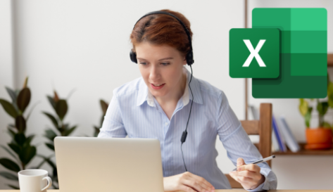 Excel Grundlagen Kurs - online mit Live Trainer - viele Termine | auf dem Bild, Frau am Computer, lerne Excel, online mit Live Trainer